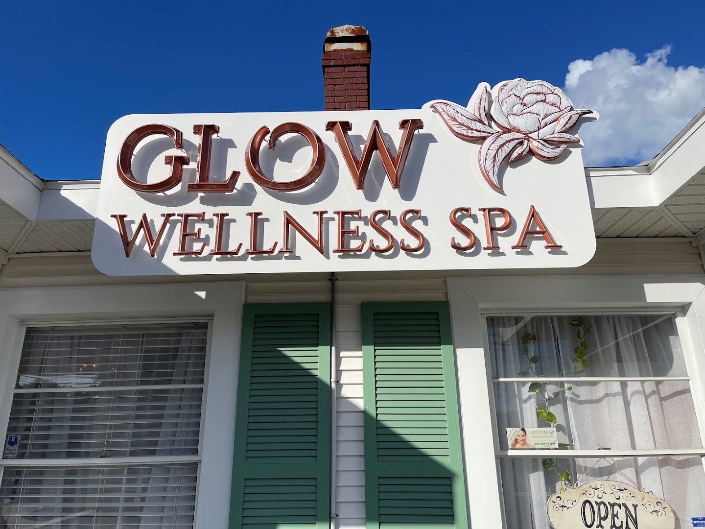 Glow Wellness Spa & Beauty Bungalow logo